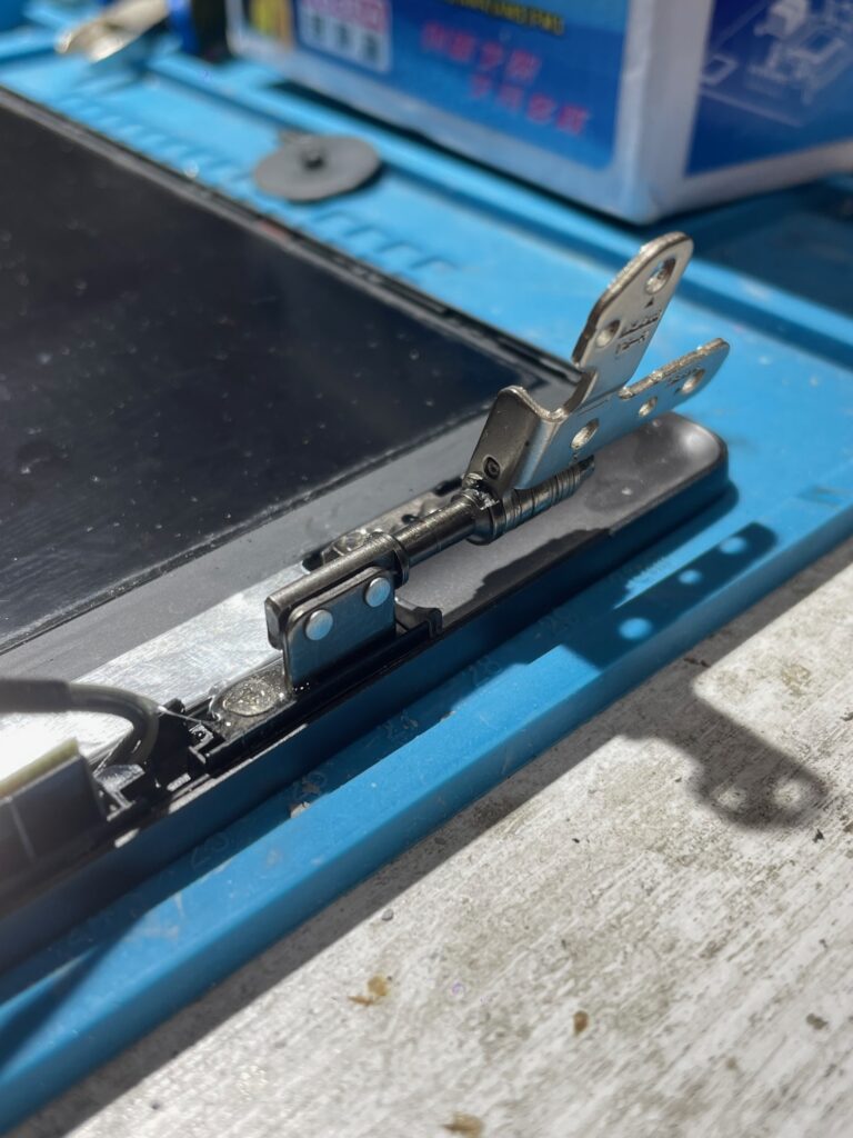 Ремонт петель матрицы ноутбука Lenovo