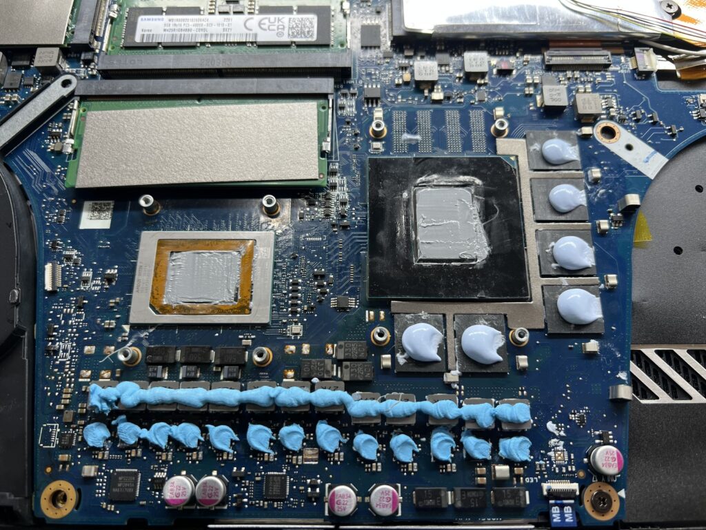 Обслуженный ноутбук с новыми жидкими термопрокладками и фазовым переходом Honeywell